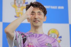 最後もファンの皆さまに敬礼！