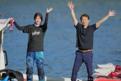 多くのファンの祝福の声に笑顔で手を振る藤田選手と實森選手