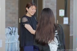 表彰式後、ピットで實森選手を笑顔で祝福する向井田選手♪