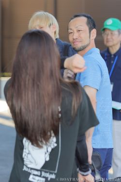 表彰式後、ピットで實森選手を笑顔で迎える船岡選手♪