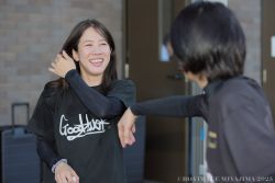 表彰式後、ピットで實森選手を笑顔で祝福する師匠の角選手♪