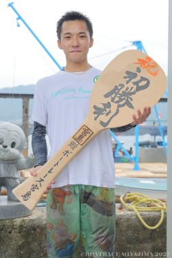 ｢ずっと欲しかったんです｣と記念の大杓子を手に笑顔の小林選手