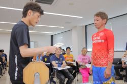 前検日、抽選に先立ち 8/3からつにて『通算2,500勝』を達成した3582 吉川 昭男 選手(滋賀)に表彰状と目録が贈られました