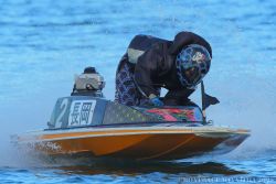 2号艇 兵庫支部の 長岡良也選手 ②コースから まくり を決めて優勝！