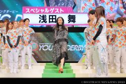 花束贈呈のプレゼンターはスペシャルゲストの浅田舞さん