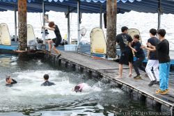 澤田選手を押す勝浦選手(笑)水神祭の模様はぜひ宮島公式YouTubeの動画で♪