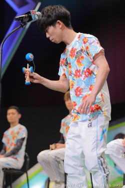 けん玉を披露する4号艇吉田裕平選手♪