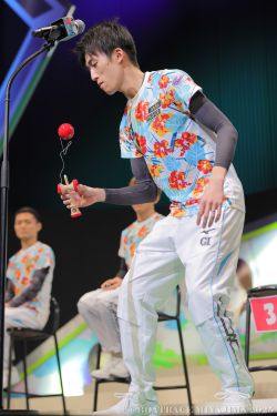 けん玉を披露する3号艇井上忠政選手♪