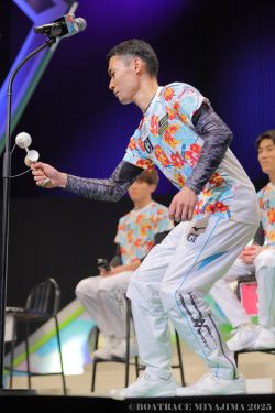 けん玉を披露する1号艇新開航選手♪