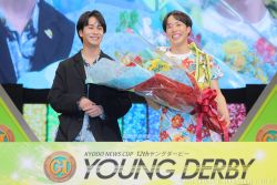 前田旺志郎さんから前田選手へ花束贈呈　“まえだまえだ”