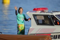 ウイニングランで、ファンに手を振る小野選手♪