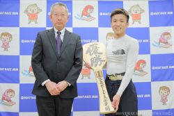 優勝記念に大杓子が贈られました