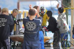 先輩レーサー達も高村選手を祝福♪