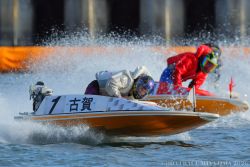①号艇 佐賀支部の 古賀繁輝選手 ①コースから 逃げ を決めて優勝！