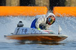①号艇 地元広島支部の 下寺秀和選手 ①コースから 逃げ を決めて優勝！