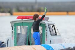 ファンに手を振る下寺選手