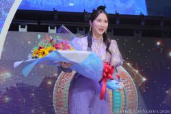 2026ボートレースCMキャラクター ファーストサマーウイカさんによる花束贈呈