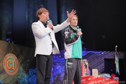 ユニフォームをすでにパッキングしてしまった白井選手　上は寺田選手、下は原田選手に借りて登場