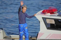 スタンドに集まったたくさんのファンに手を振る山口選手♪