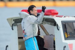 ウイニングランで、ファンに手を振る渡邉選手♪