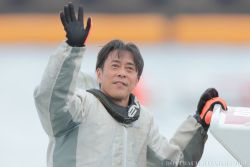 ウイニングランで、ファンに手を振る田中選手♪